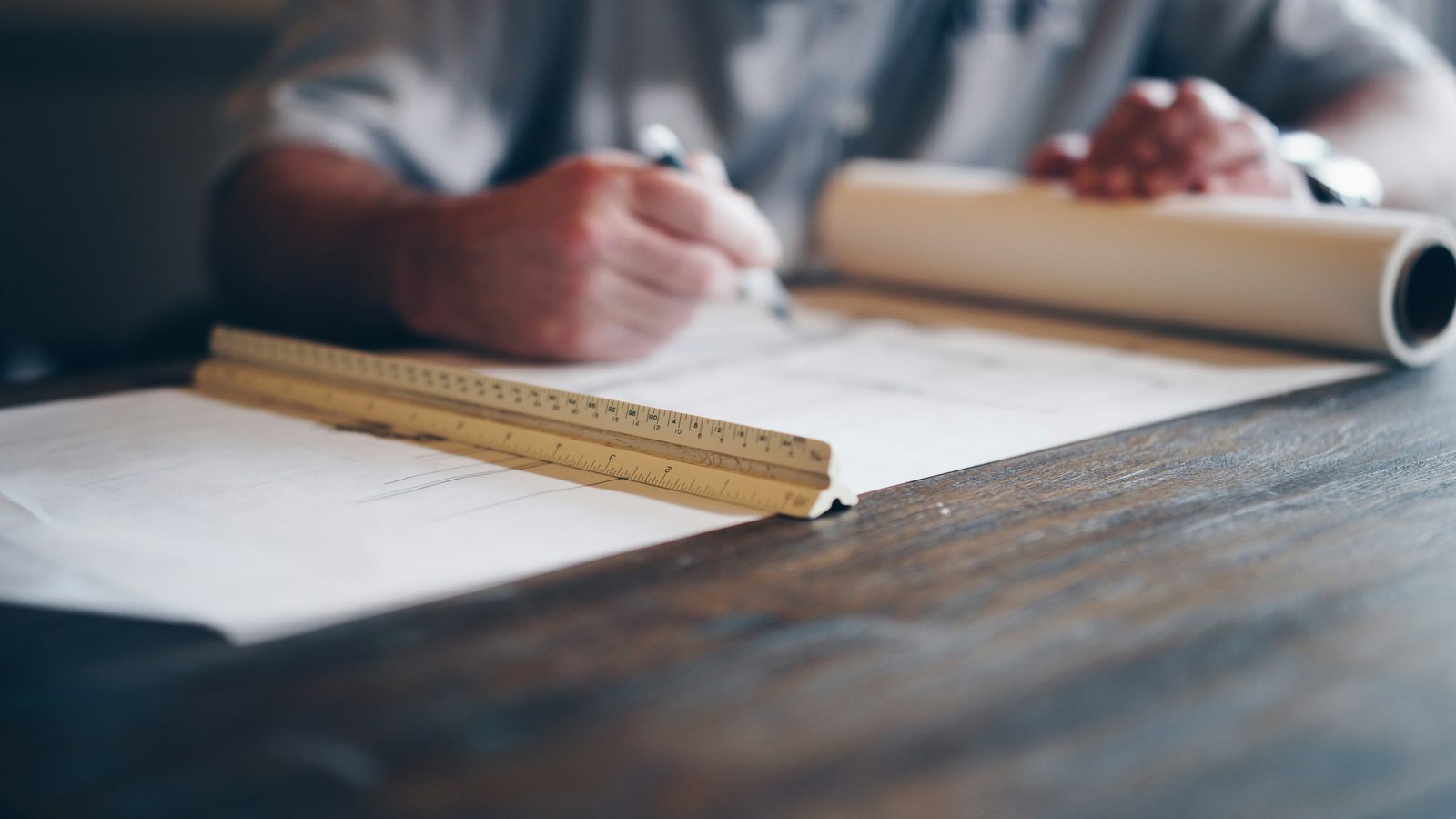 Planos y regla de escala sobre una mesa de trabajo